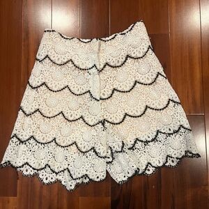 Sister Jane Ivory White Black Shorts Scalloped Hem Lace Lined Zip Front Sz Small